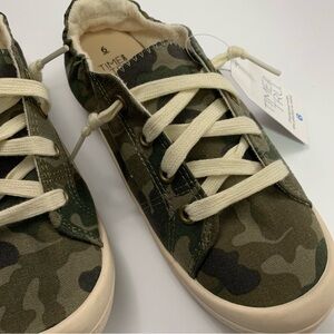 BRAND NEW TIME AND TRU Women's Scrunch Back Slip-On Sneaker Shoes Size 6 Camo